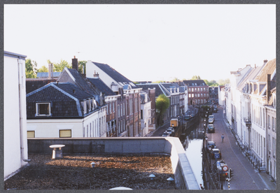 606445 Overzicht van de Plompetorengracht te Utrecht, vanaf het dak van de bioscoop City Theater (Voorstraat 89).